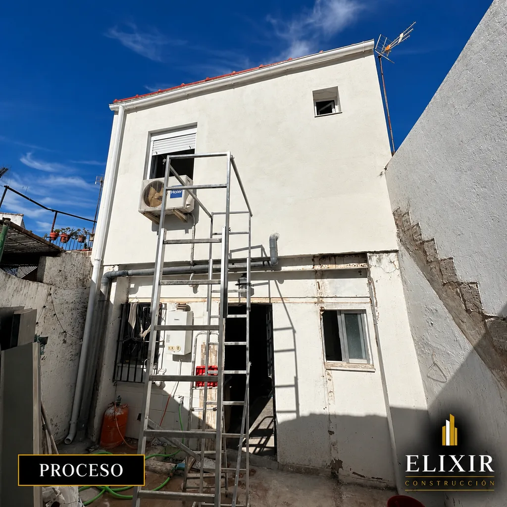 Fachada de vivienda en construcción en azotea de Sevilla, obra de Elixir Construcción