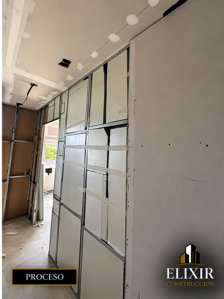 Montaje de tabiquería de pladur en la vivienda en azotea de Sevilla