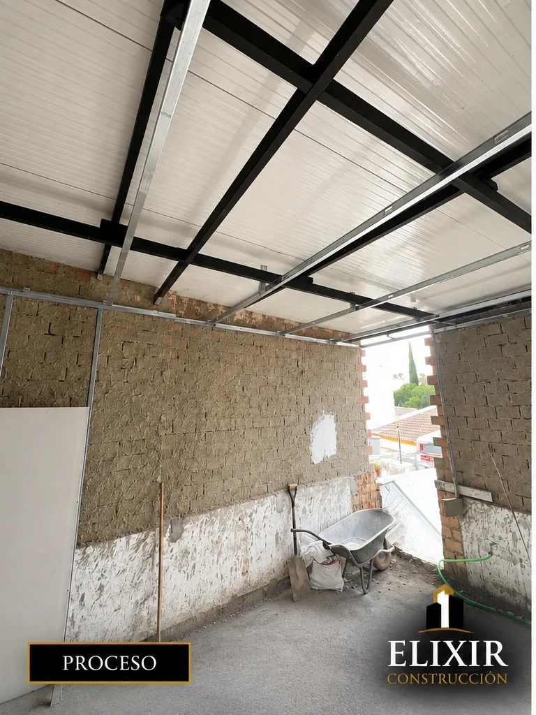 Estructura de techo durante la construcción de la vivienda en azotea