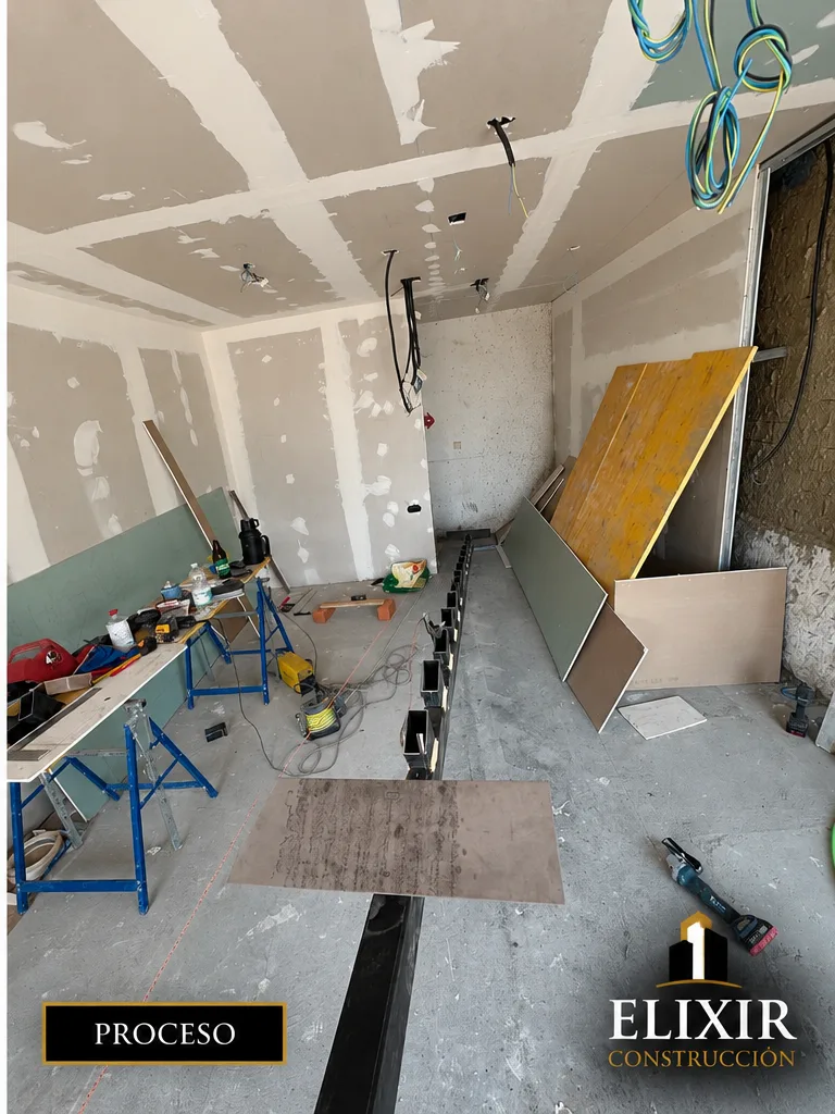 Interior en obra de la vivienda en azotea construida por Elixir Construcción