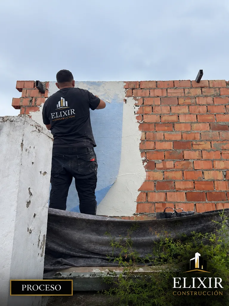 Enfoscado de muros durante la construcción de vivienda en azotea en Sevilla