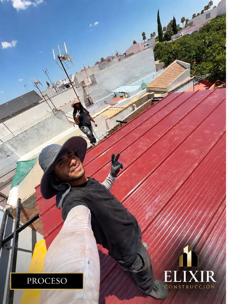 Equipo de Elixir Construcción durante la instalación de la cubierta en Sevilla