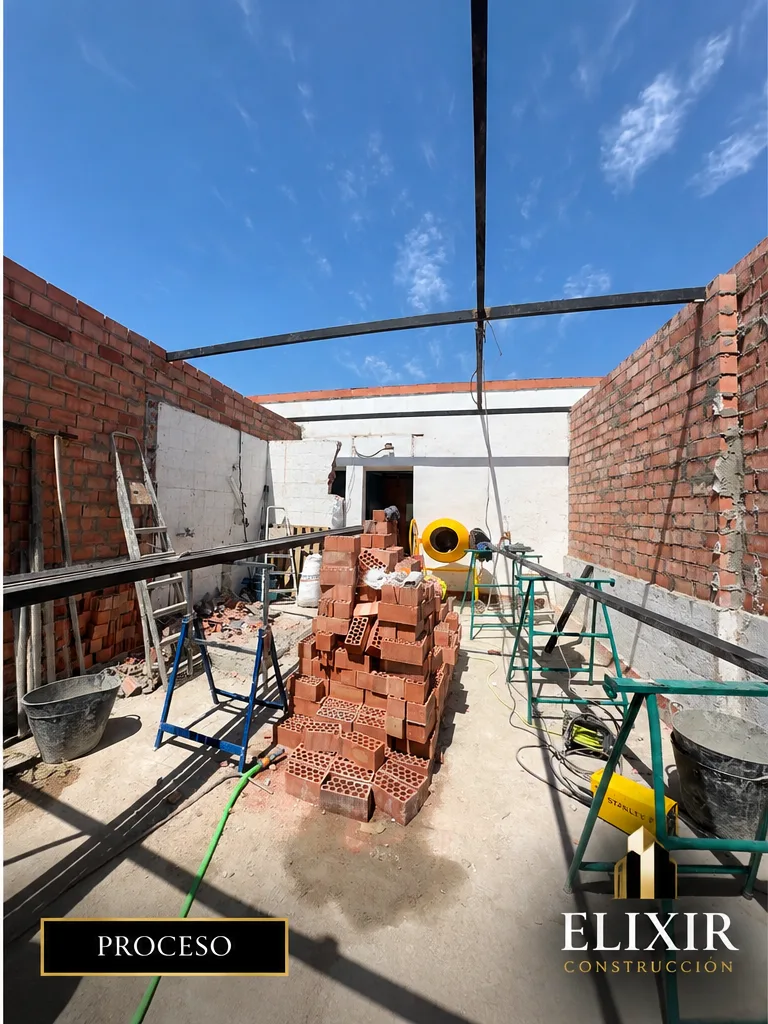Elevación de muros de ladrillo en la vivienda en azotea de Sevilla