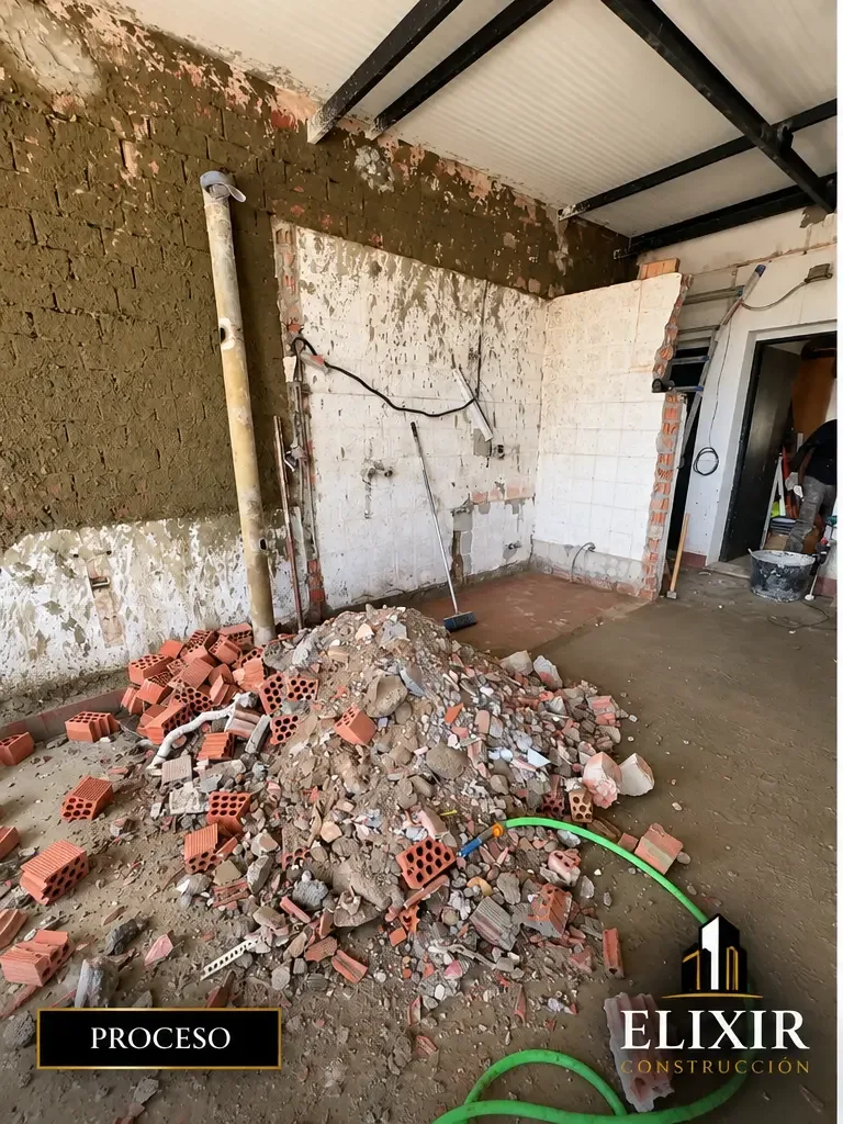 Desescombro interior durante la construcción de la vivienda en azotea