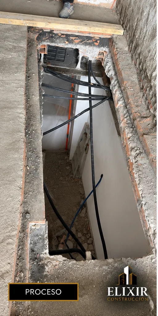 Hueco de escalera durante la construcción de la vivienda en azotea
