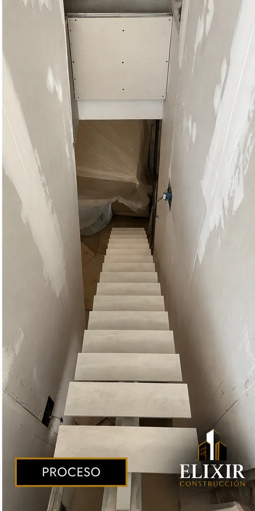 Escalera metálica instalada en la vivienda en azotea de Sevilla