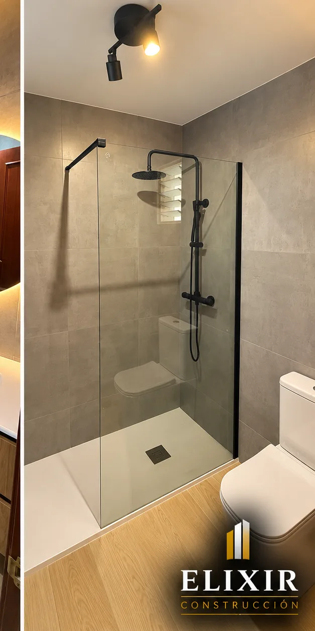 Ducha a ras con mampara fija y grifería negra en baño reformado por Elixir Construcción en Sevilla