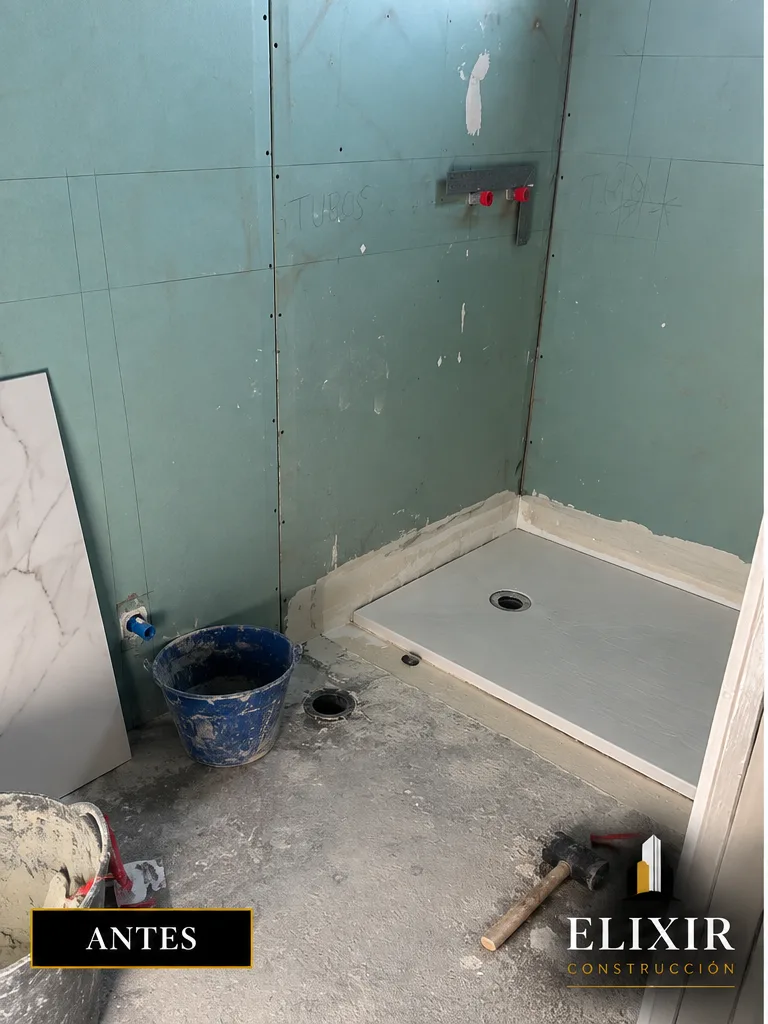 Estado inicial de la reforma de baño con porcelánico efecto mármol antes de la intervención de Elixir Construcción en Sevilla