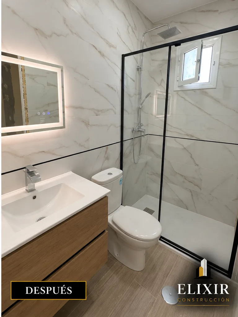 Resultado final de la reforma de baño con porcelánico efecto mármol realizada por Elixir Construcción en Sevilla