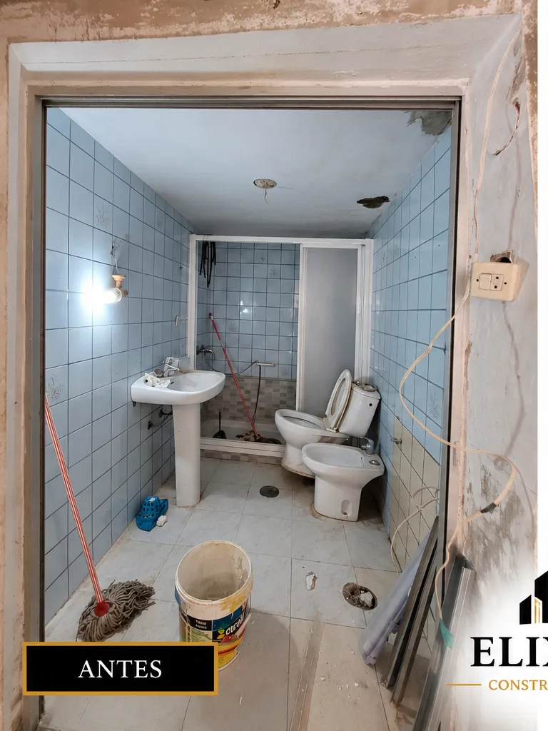 Estado inicial de la reforma de baño antes de la intervención de Elixir Construcción en Sevilla