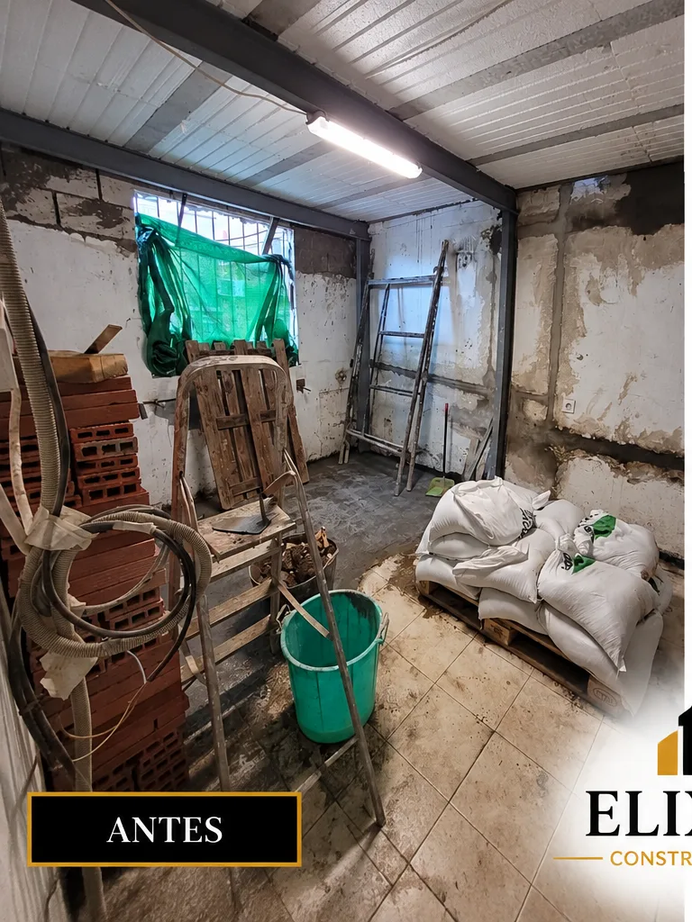 Estado inicial de la reforma del dormitorio antes de la intervención de Elixir Construcción en Sevilla