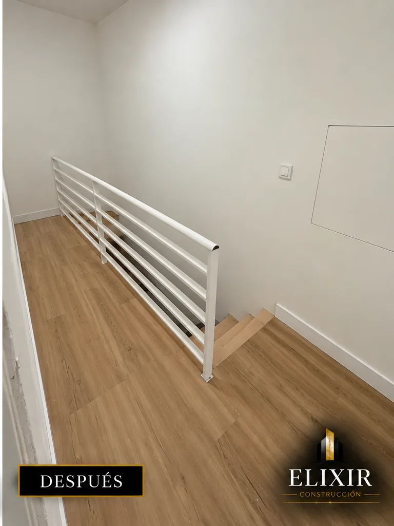 Resultado final de la reforma de la escalera interior realizada por Elixir Construcción en Sevilla