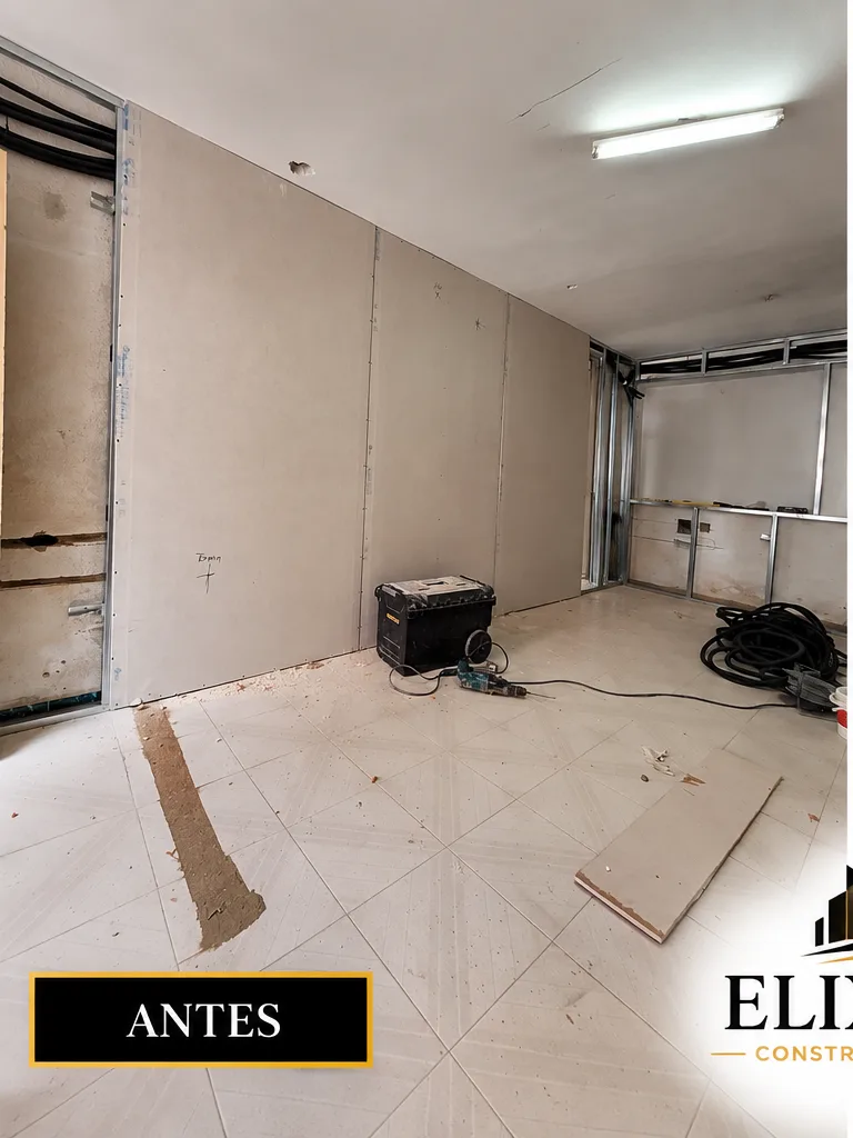 Estado inicial de la reforma integral del salón antes de la intervención de Elixir Construcción en Sevilla