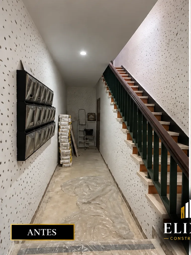 Estado inicial de la rehabilitación de la escalera y buzones del portal antes de la intervención de Elixir Construcción en Sevilla