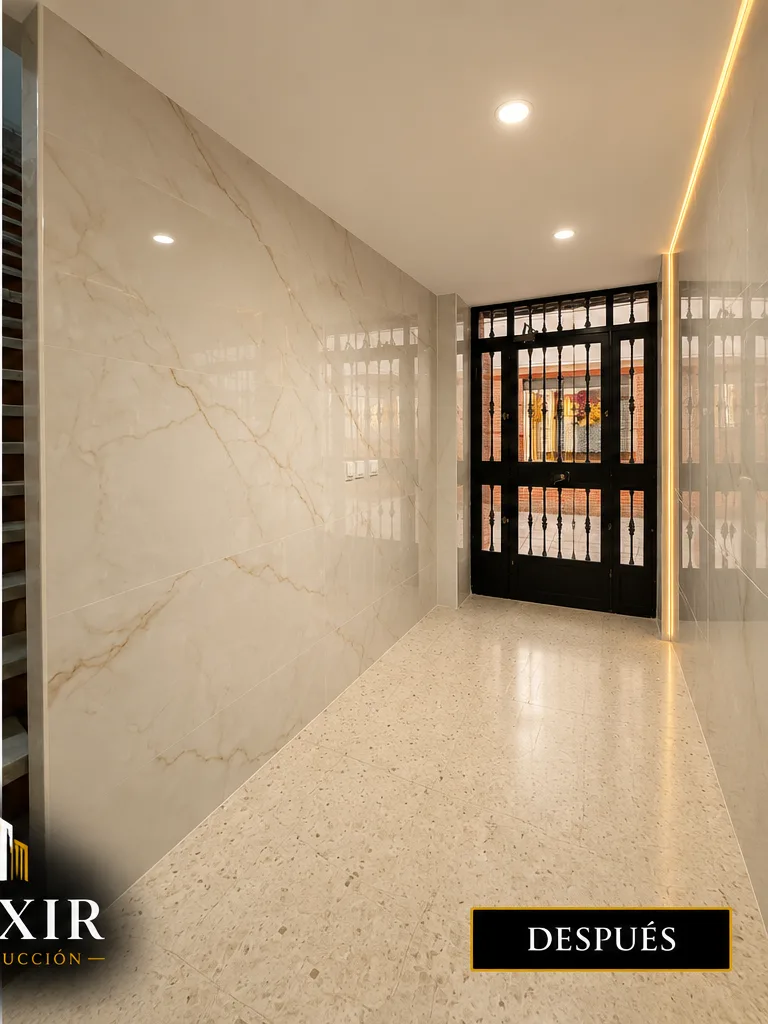 Resultado final de la rehabilitación del portal realizada por Elixir Construcción en Sevilla